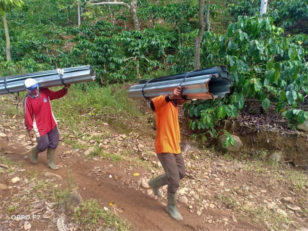 Pengangkutan material untuk pembangunan Pondok Kerja Restorasi. Foto: Julyanto/PILI