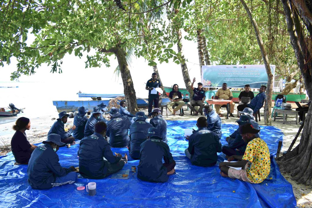 Suasana pendampingan pembuatan kebun karang di Kampung Mutus (Foto: Asep Abdullah)