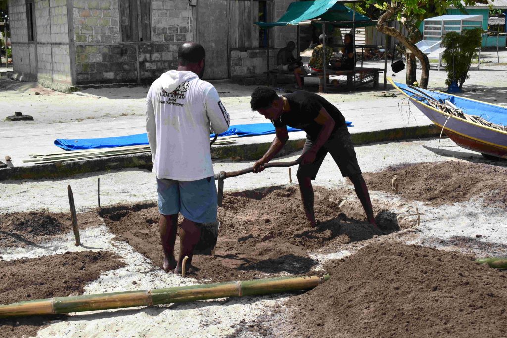 Proses pembuatan rumah garam di Kampung Mutus (Foto: Asep Abdullah)