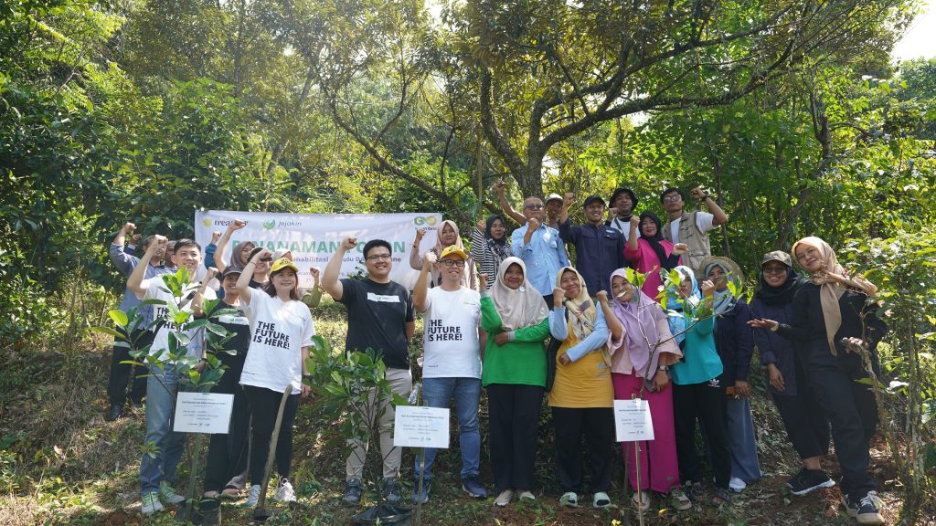 Foto bersama ceremony penanaman pohon kemitraan PILI, Treasury dan Jejak.in bersama Kelompok Wanita Tani (KWT) Pelangi Gunung Suling, Bogor, 23 Juli 2024.