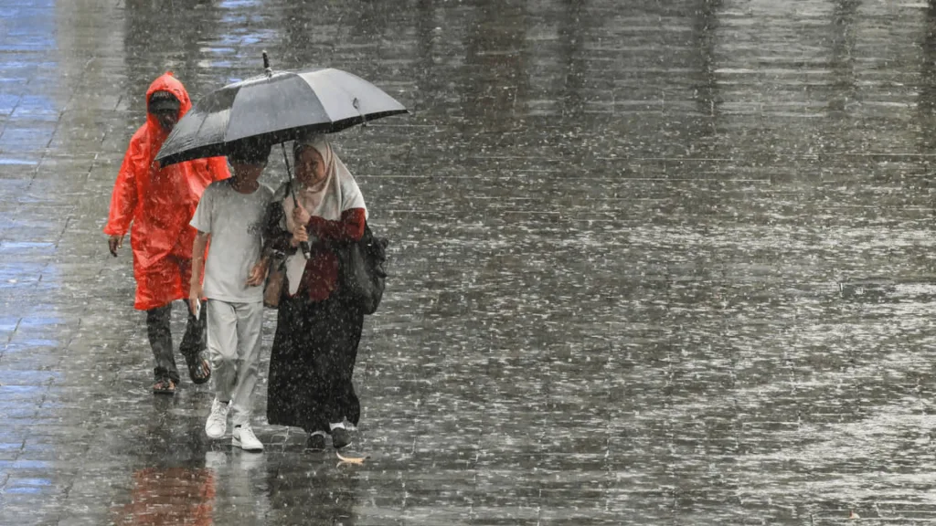 Cuaca Masih Tak Menentu Awal April 2026? Dampak 3 Bibit Siklon Tropis Masih Terasa di Indonesia